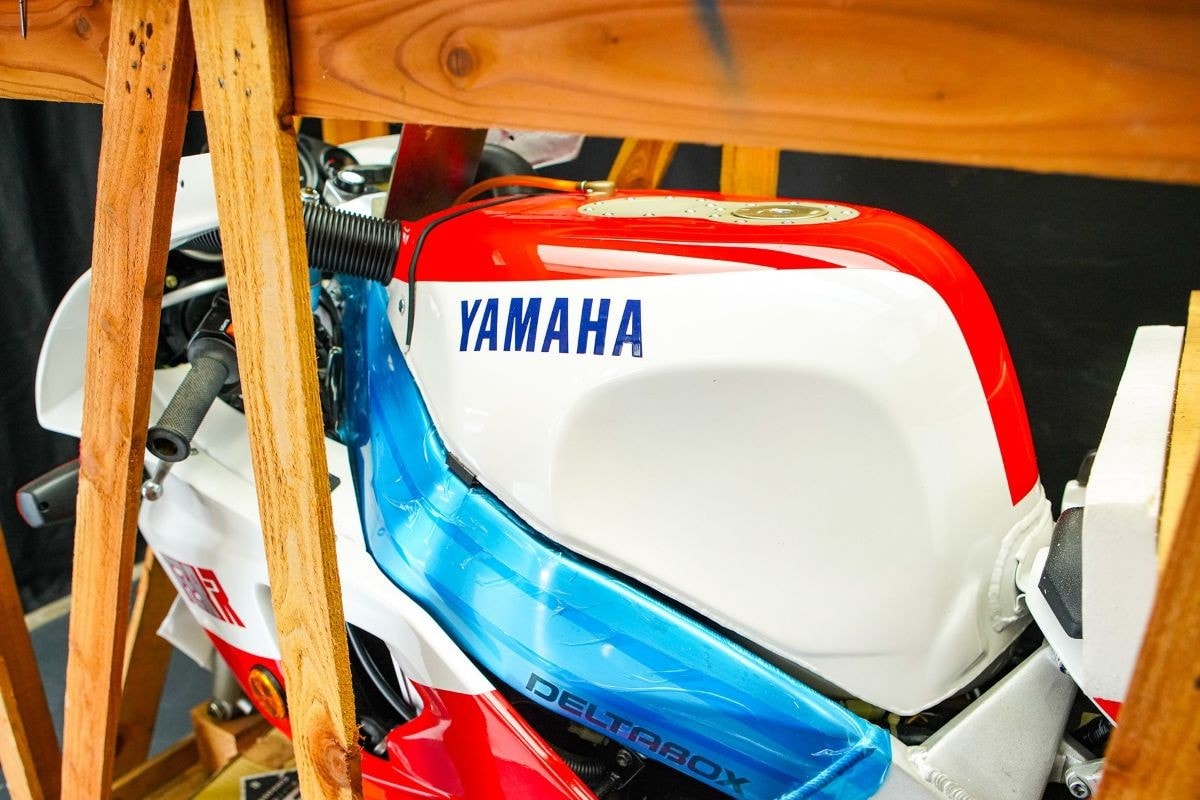 All’asta una Yamaha FZR750R OW-01 del 1990 ancora in cassa